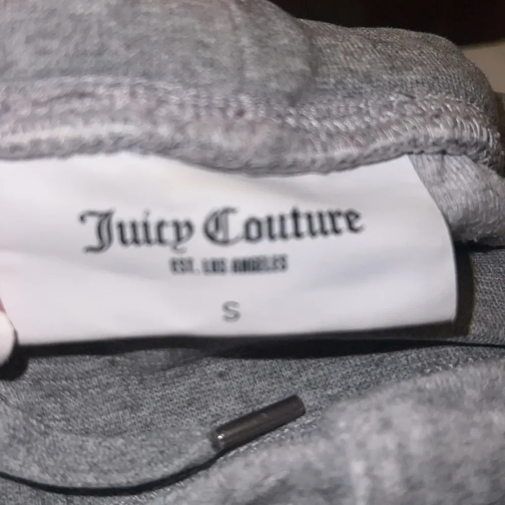 Jättefina gråa juicy byxor i storlek S metall saken på smörerna sitter inte kvar men annars jätte bra skick (köpta för 1200 nya ). Farkut & Housut.