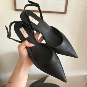 Pumps/ klackar NELLY - Svarta pumps/klackar från Nelly, storlek 39. Mycket bra skick, få tecken på användning eftersom använda max 2 ggr. Nypris: 499. Mitt pris: 115kr 🤍