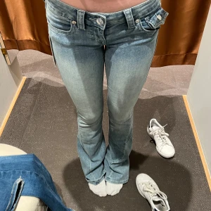 ‼️SÖKER!! dessa true religion jeans - Söker dessa Joey true religion jeans i storlek W23, hör av dig om du säljer ett par så kan vi diskutera pris!!!! Går att höra av dig om du har ett par i nån annan färg också ❤️