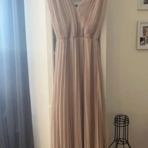Klänning - Fint skick, några små fläckar 