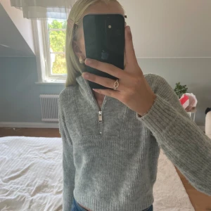 Stickad tröja - Fin tröja som passar lika bra att ha i skolan som hemma💕strl 146/152 men passar även xs.