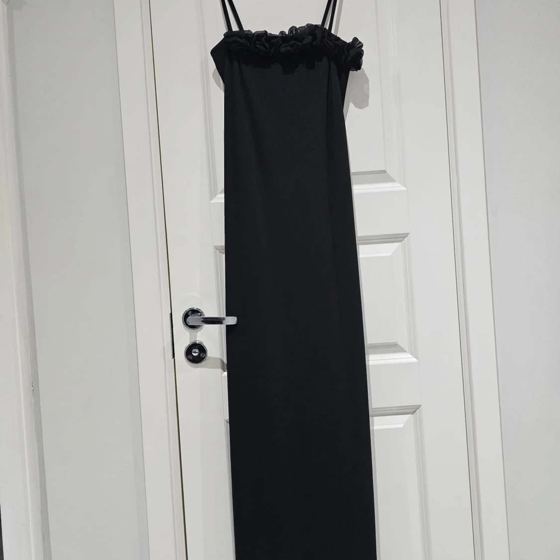 Lång svart klänning