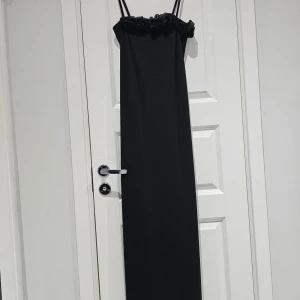 Lång svart klänning  - En fin lång svart klänning till fest eller bröllop som har inte använts jag säljer den för att storlek förändring 