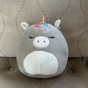 Squishmallow - En supersöt unicorn- squishmallow! 19 cm lång. Köpt för ca 2 år sedan. Skicket är superbra och den har inga defekter. ☺️ Köpt för 189 kr 💜