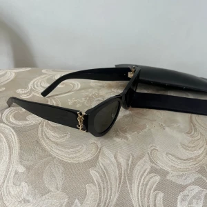 Ysl solglasögon  - Svarta Ysl solglasögon 