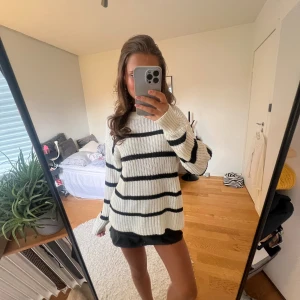 Randig stickad tröja - Randig stickad tröja från lager 157 i storlek S. 