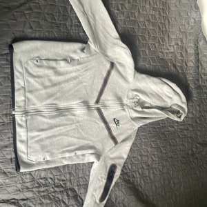 Nike tech billigt!!!!! - Nike tech flecce bra skick !!!!