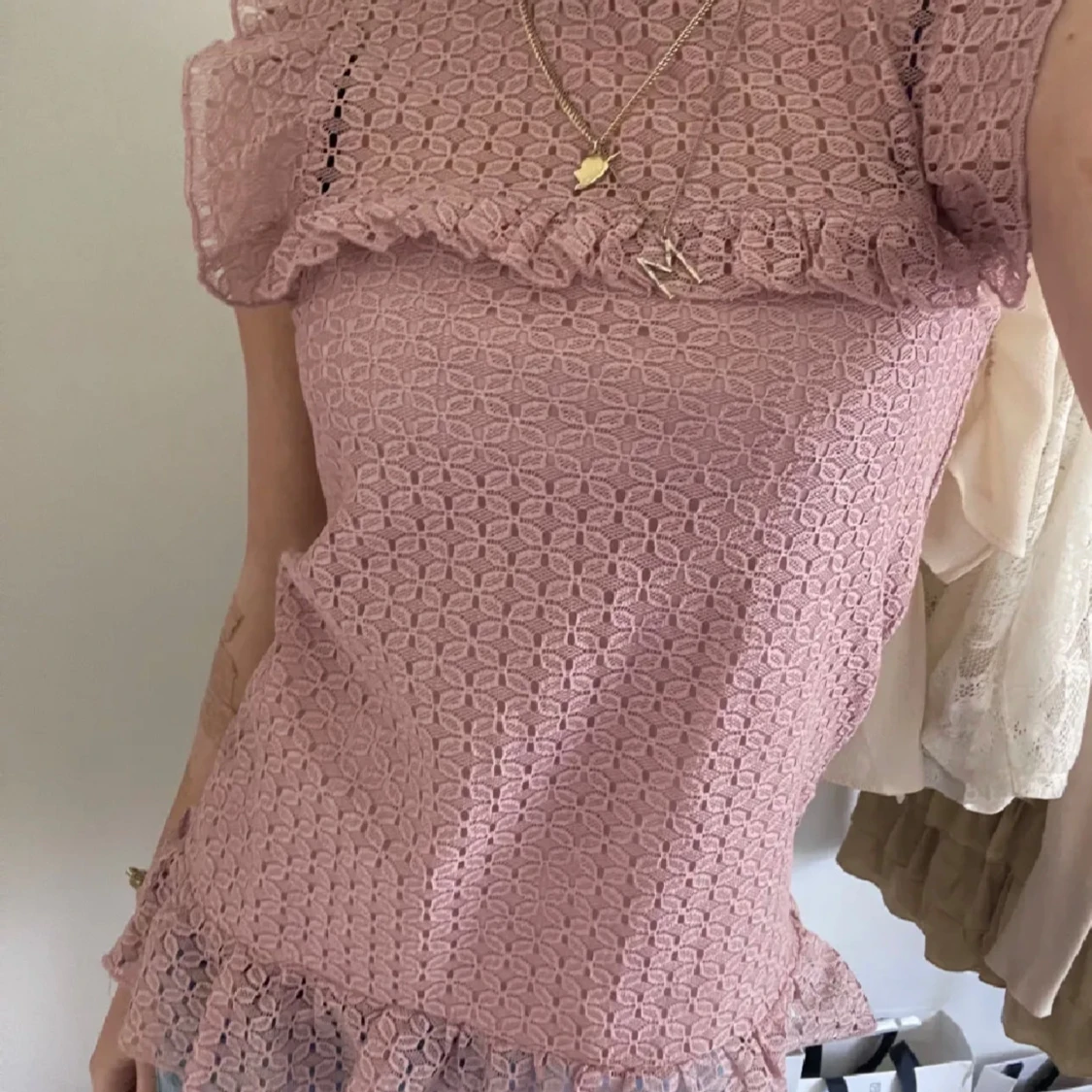 Ljusrosa spetsklänning från H&M