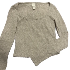 Långärmad tröja - Snygg beige långärmad ribbad tröja som sitter tajt! På sista bilden ser man passformen på mig❤️ Inga defekter och knappt använd! Ställ gärna frågor❤️✨