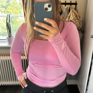 Rosa långärmad tröja - Säljer en superfin rosa långärmad tröja. Köpt på Vero Moda och är aldrig använd! Den är i storlek S och säljs för 150kr🥰