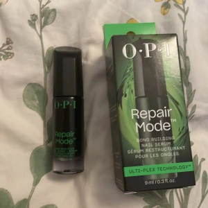 OPI Repair Mode Bond Building Nail Serum - Säljer en OPI Repair Mode Bond Building Nail Serum. Denna produkt använder Ulti-Plex Technology för att stärka och reparera naglarna. Flaskan innehåller 9 ml (0.3 fl. oz) och är perfekt för att bygga upp nya bindningar i naglarna och förbättra deras skick. Använd 2 gånger om dagen på rena naglar för bästa resultat. jag har använt 2-3 gånger ( på rena naglar ) men annars är den helt ny . nypris kan vara ungefär 300 kr och det var det priset jag köpte . 