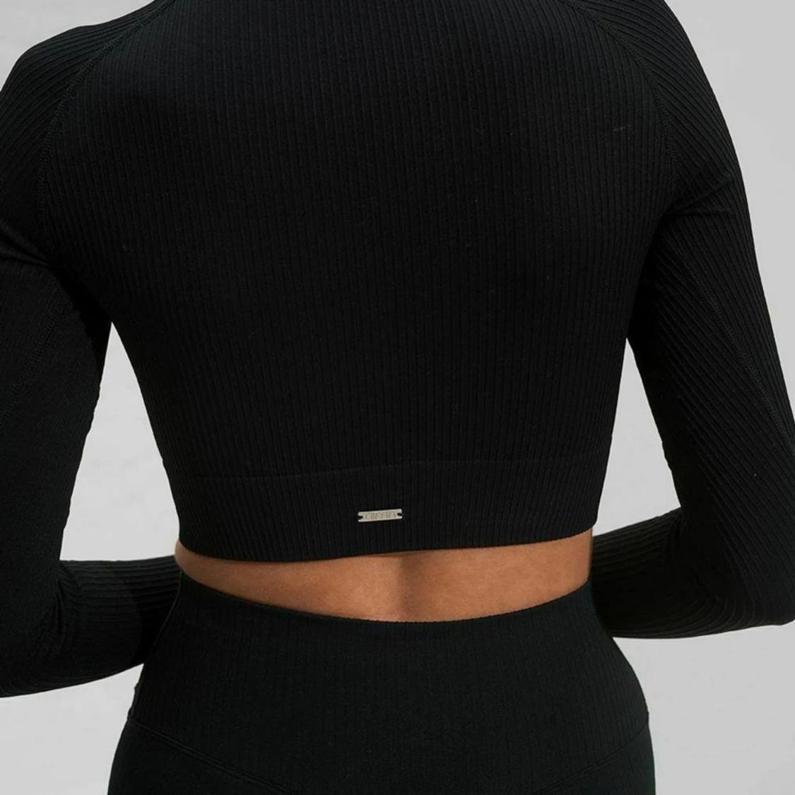 Svart ribbad croppad topp - 90