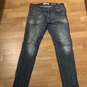 Replay anbass  - Ett par sjukt snygga jeans från replay. Skicket är 9/10 utan några defekter!  Jeansen har ett litet hål på knät som hör till designen. Storleken är 30 men jag som har 32 i vanliga fall tyvker att jeansen sitter perfekt!! Hör av dig vid frågor!