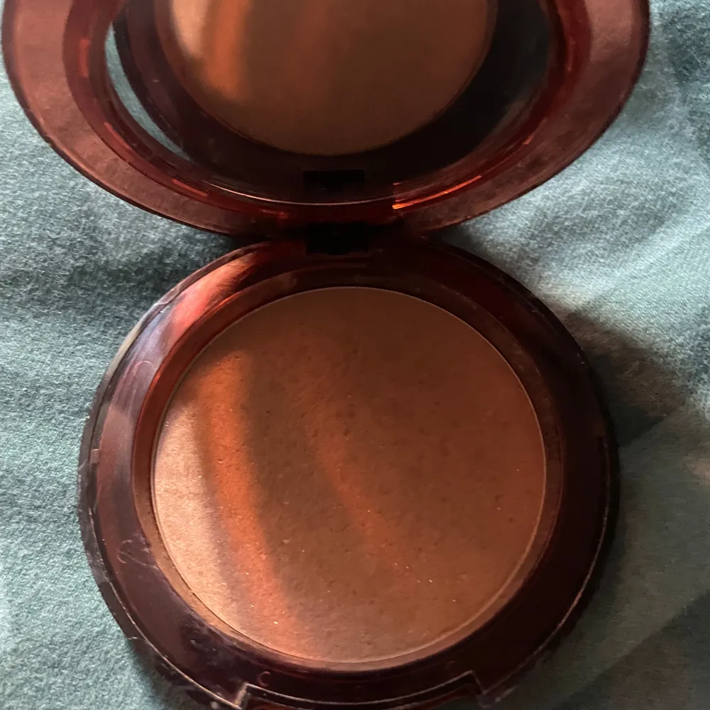 Isadora bronzer använd få tal gånger är för mörk för mig, ger ett fint glow men fortfarande naturell. Skönhet.