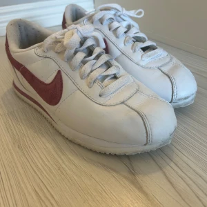 Nike skor - Säljer dessa vintage Nike skor för 99kr🫶💕Lite smutsiga snören men det går att tvätta, även lite smutsiga inuti men inget som syns utanpå🫶💕Storlek 38,5💖🙌