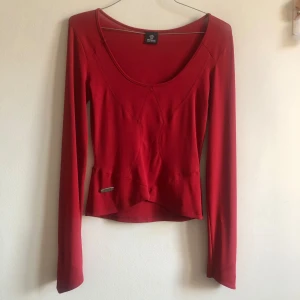 Armani jeans röd topp med abstrakt mönster - Armani jeans röd topp med abstrakt mönster. Passar xs-s. Mycket bra skick. 