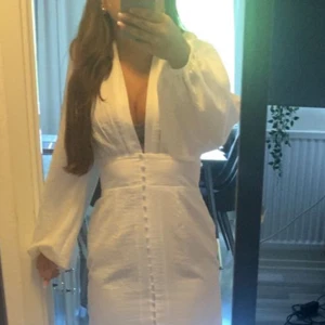 Vit sommarklänning  - Säljer denna vita as snygga klänningen 💞storlek 38 men för stor för mig upptill så har knutit den där bak 💞