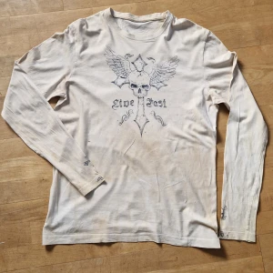 Affliction inspirerad tröja - En gammal tröja som jag gett en makeover, färgat och målat. Färgen går att tvätta som vanligt har inte blivit att jag använt den så nu blir den någon annans!!