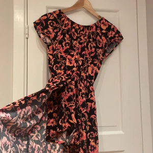  Klänning / byxdress -  Klänning med shorts i röd bra skick inte använd