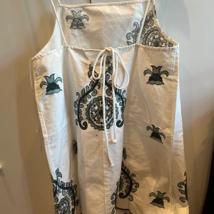 Somrig klänning - Vacker vit och mönstrig klänning 💝💝 helt oanvänd!