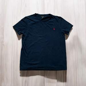 Ralph Lauren T-Shirt i mycket bra skick!  Storlek: M  Rekommenderar! 