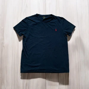 Ralph Lauren T-Shirt  - Ralph Lauren T-Shirt i mycket bra skick!  Storlek: M  Rekommenderar! 
