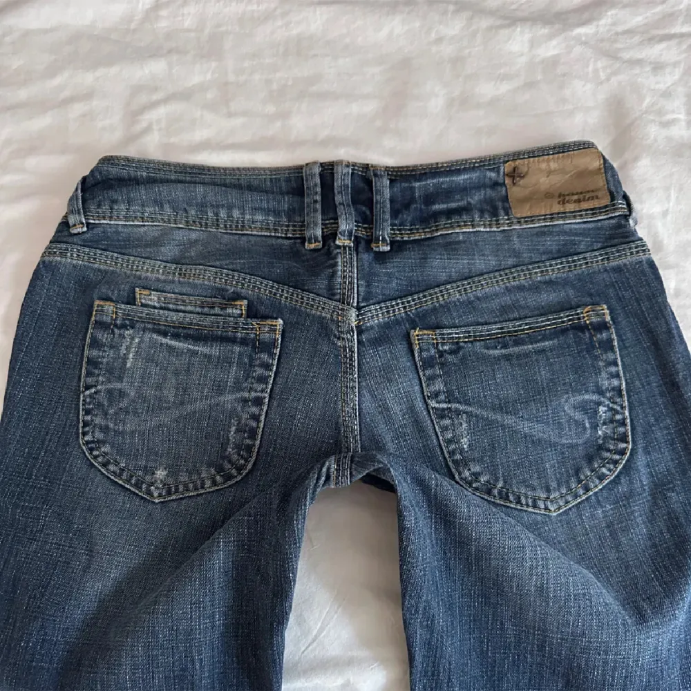 Jeans från house denim❣️ Midja 38cm, innerbenslängd 86cm. Jeans & Byxor.