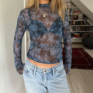 Mesh topp - Långärmad Mesh topp i super coolt mönster🪼🌑