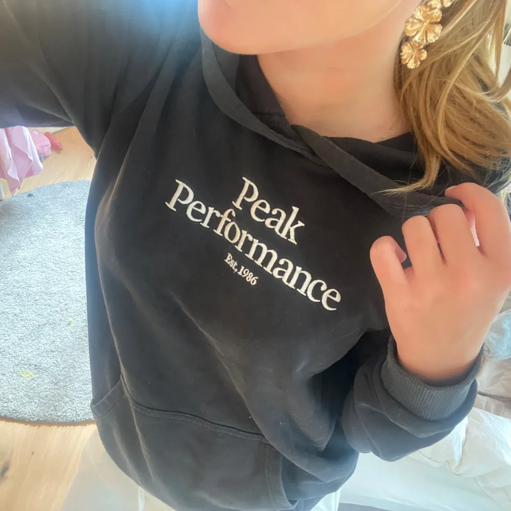 En lite äldre peak performance hoodie men fortfarande i bra skick. Hoodies.