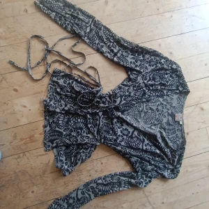 90s Omlott top - Jättefin omlott tröjafrån indiska har inga defekter i storlek l men eftersom att man knyter den passar den nog de flästa