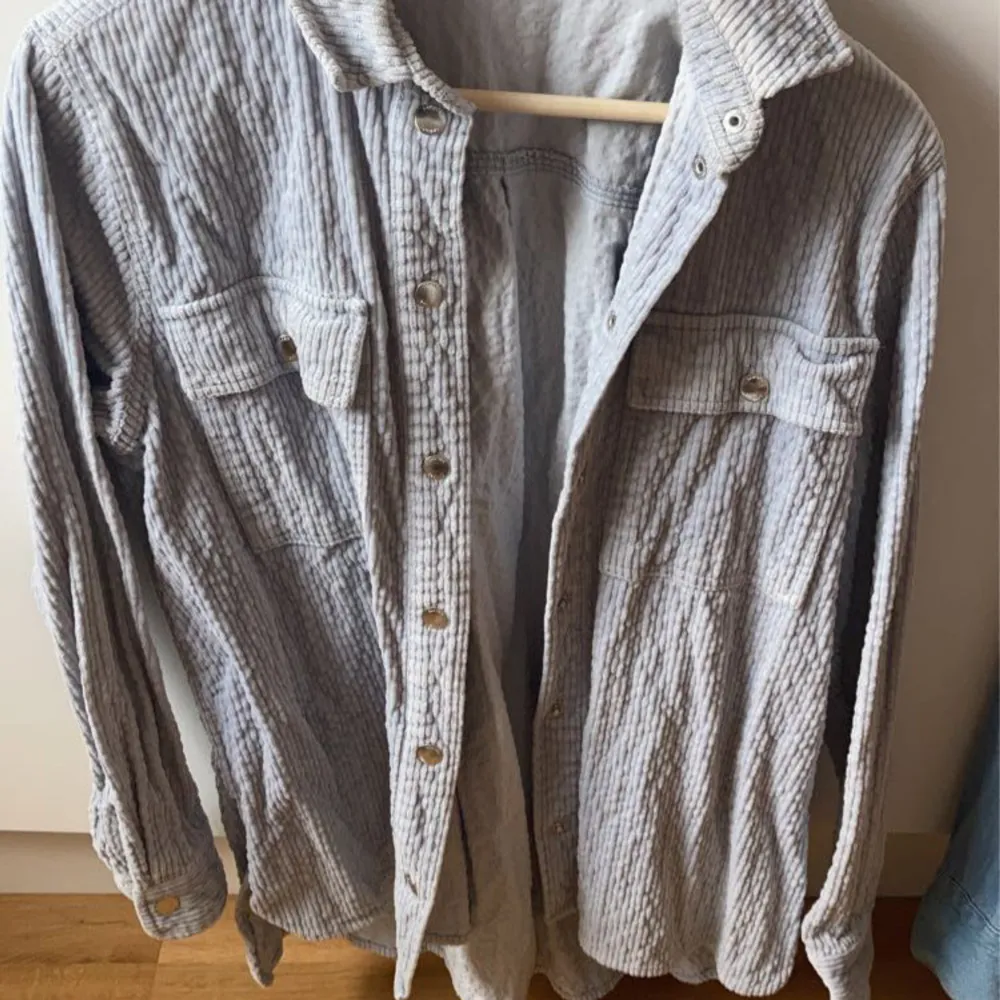 Hej! Säljer nu min Samsoe overshirt i storlek S. Den är i väldigt gott skick och är sparsamt använd. Vid frågor hör av er! . Skjortor.