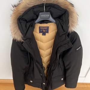 Woolrich junior parka i mycket bra skick.