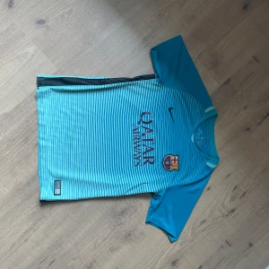 Turkos fotbollströja från Nike - Barca tröja i barn storlek passar som storlek s.