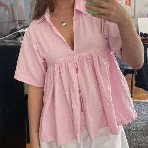Skjortblus - Rosa skjortblus, passar en A-kupa om sömmen ska gå under bysten. Syr själv🩷