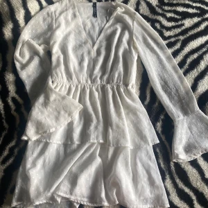 Vit klänning - Jätte fin! Man får ett band till också så man kan knyta i midjan 