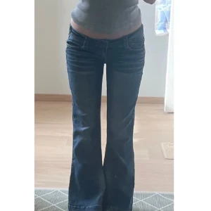 Lågmidjade jeans - Lågmidjade bootcut jeans med knappar på fickorna där bak💞 