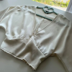 Jättefin ny tröja  - Jättefin tröja från Gina tricot i nyskick. Den är croppad med utsvängda armar. Den har även band där bak för bättre passform. Storlek xs.