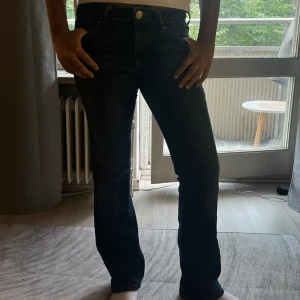 Lågmidjade Bootcut jeans  - Super fina bootcut Jensen som är i bra skick och köpta på Zalando men nu är dom slutsålda💕 passa på och köp!!