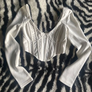 Korsett topp - Har en liten liten fläck på axeln, därav priset. Jätte snygg till fest! 