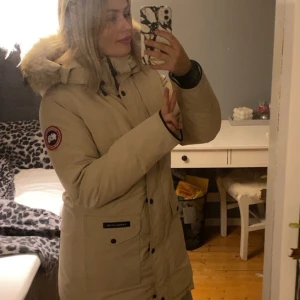 Canada goose jacka - Äkta canada goose jacka i sparsamt använt/nyskick. Den är dock lite stor för mig som har XS normalt sett, skulle säga att den passar någon som har S❣️