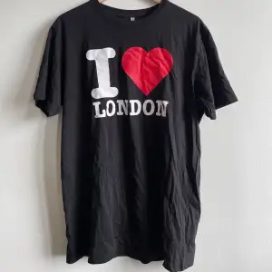 Säljer min I❤️London t-shirt från en butik i England! I storlek XL, kan användas som pyjamaströja! :)