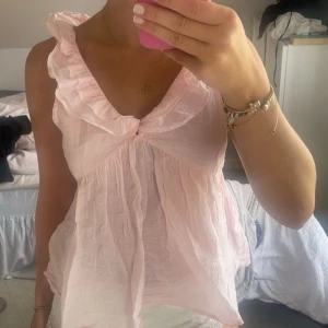 Rosa topp - Rosa topp från Gina Young som inte finns att köpa längre, aldrig använd så i nyskick utan några defekter. Storlek 170 men passar xs-s också🥰