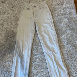 Vita jeans  - Säljer nu dessa vita jeans från never denim 💕💕