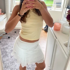 Vit kjol!  - Säljer min härliga vita kjol då den tyvärr inte kommer till användning längre! 🤍