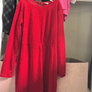 Jul klänning  - En klänning som har använts 1 gång föra julen jätte fin och gullig 