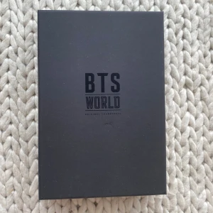 BTS World soundtrack - Öppnad men sedan lagd i en låda.  Alla diverse gåvor är med😊 Cd:n är aldrig spelad. Nypris 69$ / 720kr Säljs inte längre Pris kan diskuteras^^