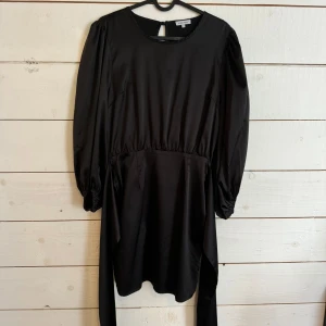 Festklänning  - Knappt använd. Passar mig perfekt som är 160cm.