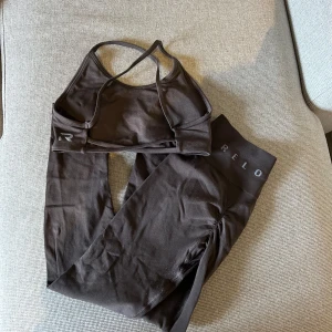 Relode - Ett brunt sett ifrån relode. Fint skick. Stolek S i båda delar.  Nypris: 1298kr  mitt pris 500kr 