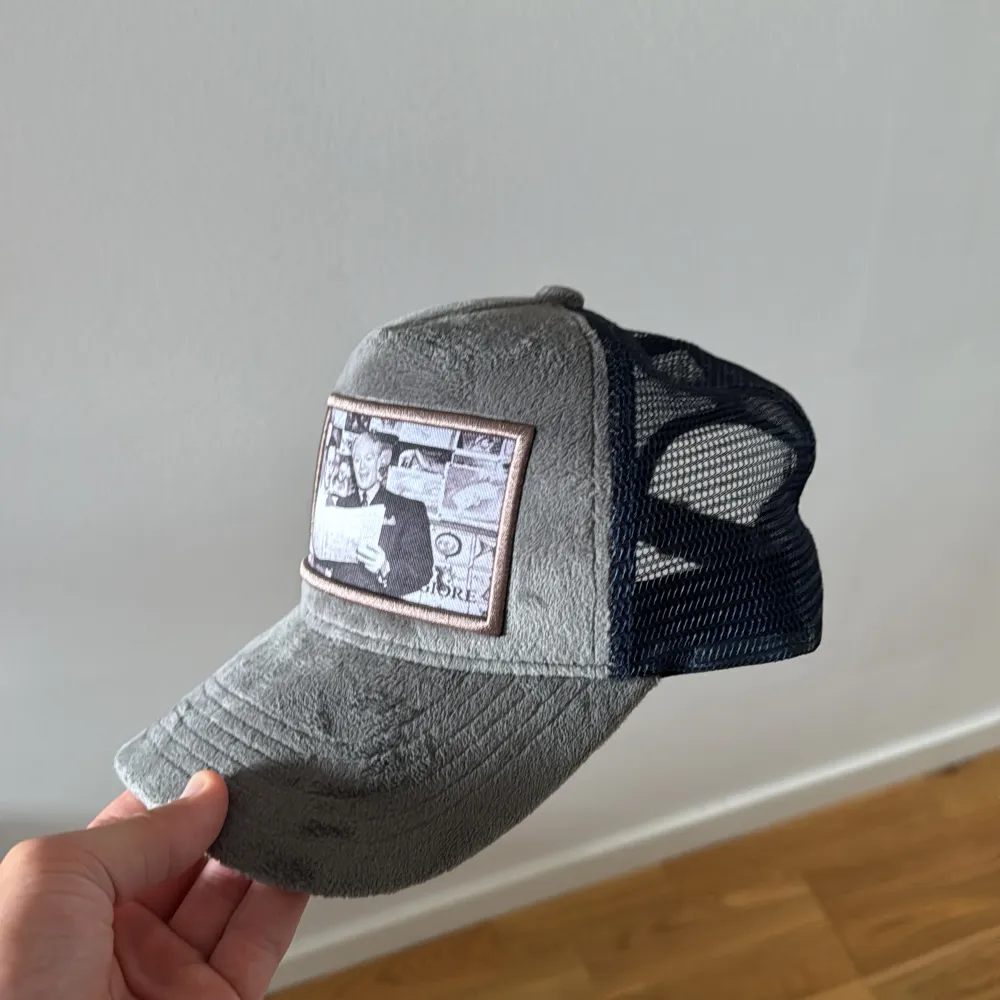 Hej säljer nu min maggiore keps i topp skick. Säljer den för att den knappts används.  Allt på bilden ingår och om du har mer frågor är det bara att höra av sig. . Accessoarer.