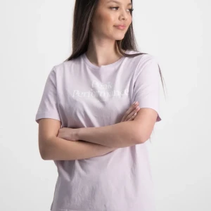 T-shirt - En peak performance tshirt köpt för 300kr för ett halvår sedan i nyskick. Den har bara legat i min garderob det är därför den är skrynklig. 